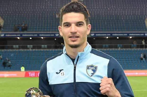 Ferhat dribble Allik et devait rejoindre la JSK