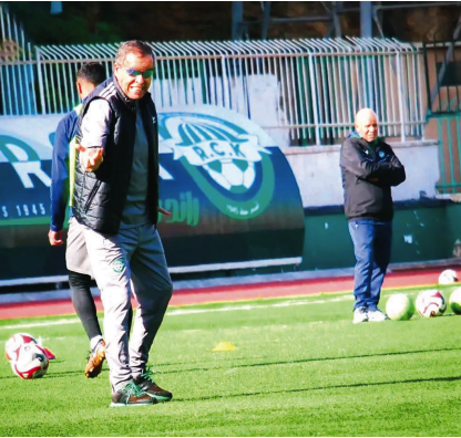 Tout en exigeant les trois points